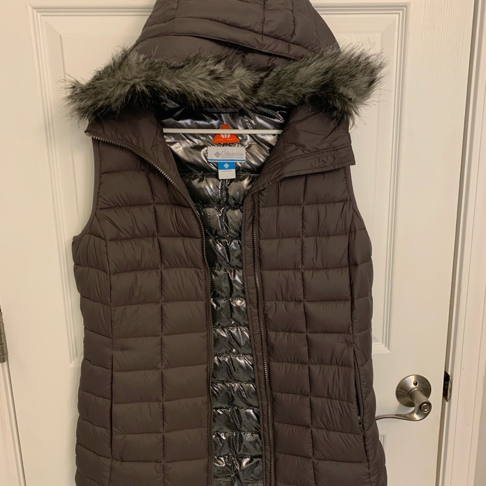 Columbia vest fur hoodie. Sz large. EUC. no stains
